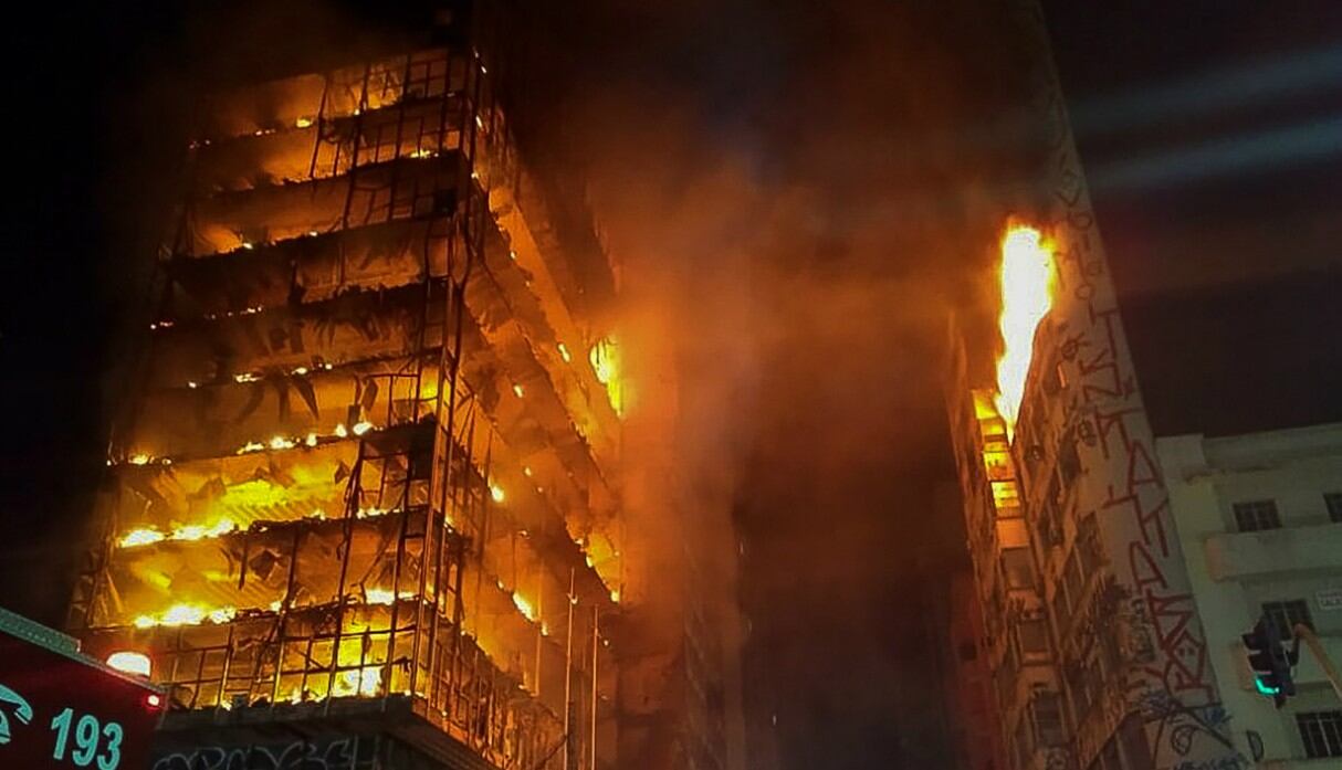 El incendio destruyó un edificio de 26 plantas en Sao Paulo, Brasil. Fotos: AFP