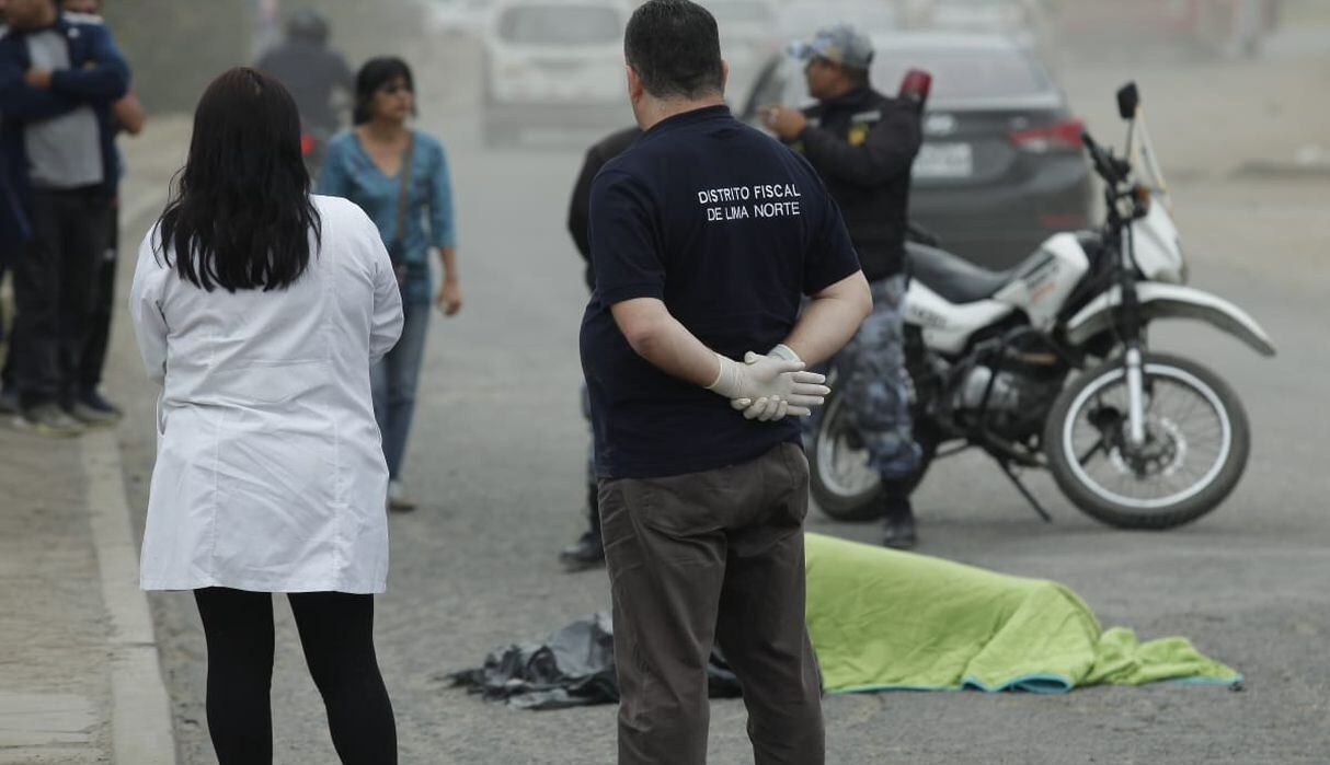Tropieza en la pista y muere atropellada por alimentador del Metropolitano en plena av. Universitaria. Foto: GEC | Andrés Paredes