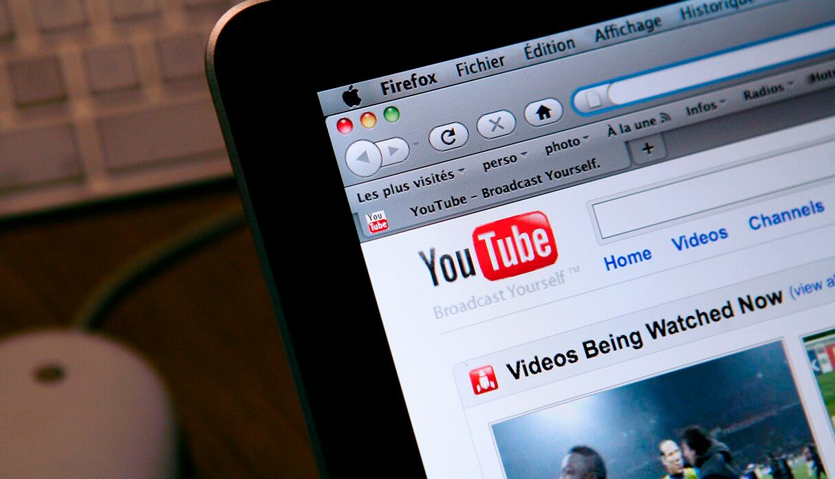 "Comenzaremos a reducir las recomendaciones de contenido límite y el contenido que podría desinformar a los usuarios de manera dañina", dijo YouTube en su comunicado.&nbsp;(AFP)