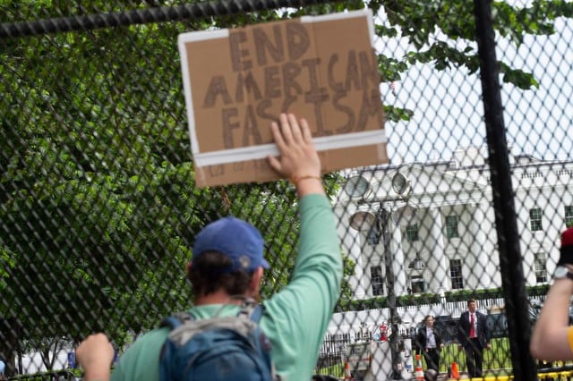 Manifestantes protestan en la Plaza Lafayette frente a la Casa Blanca en Washington. (AFP / ROBERTO SCHMIDT)