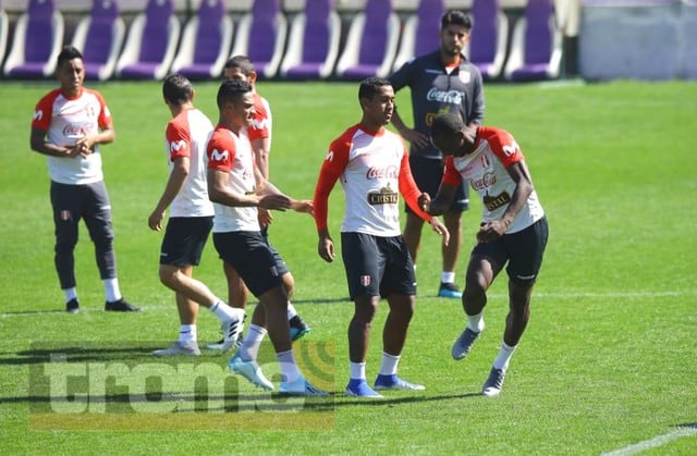 Selección peruana con el equipo completo entrenó en campo de Defensor Sporting