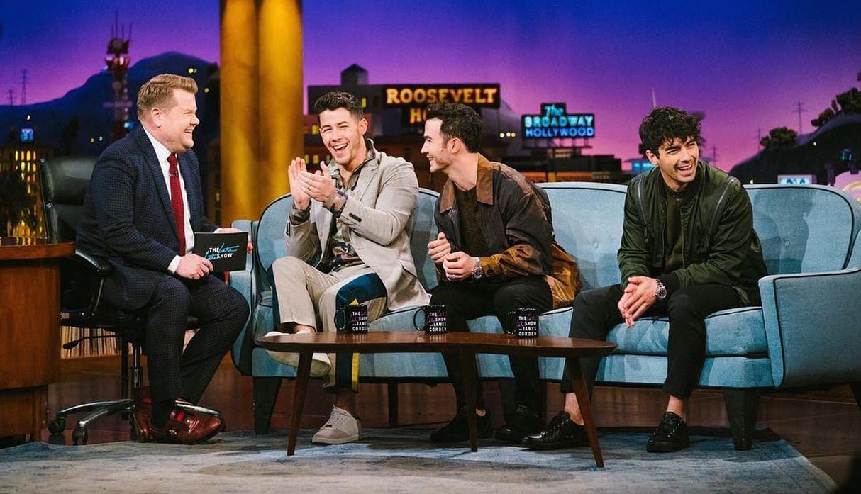 Los Jonas Brothers hicieron una sorpresiva revelación durante la entrevista que ofrecieron el último lunes en el programa de Jamen Corden. (Foto: @latelateshow)