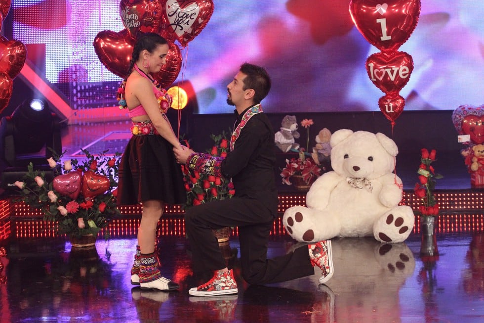 Aldo Miyashiro expresándole su amor a Érika Villalobos durante una gala del programa el Gran show. (Foto: GEC Archivo)