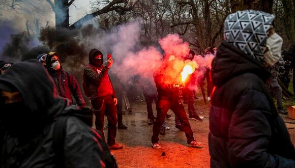 Los manifestantes filman y sostienen bombas de humo durante una manifestación por la "libertad, la democracia y los derechos humanos" organizada por la alianza Europeos Unidos en Bruselas. (Foto: HATIM KAGHAT / Belga / AFP)