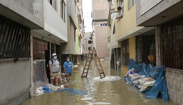 El aniego de aguas servidas en San Juan de Lurigancho fue provocado por una obstrucción en la red de alcantarillado. Más de 2,000 personas fueron afectadas. (Foto: GEC)
