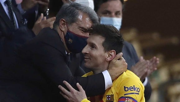 Joan Laporta, presidente de Barcelona, buscará que Lionel Messi continúe en el club. (Foto: AP)