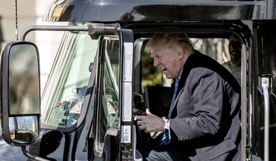 Donald Trump es blanco de memes en las redes sociales por conducir camión.