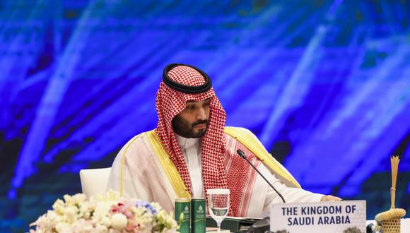 El príncipe heredero de Arabia Saudita, Mohammed bin Salman, asiste al evento "Diálogo informal de líderes de APEC con invitados" durante la cumbre de Cooperación Económica Asia-Pacífico (APEC) en Bangkok el 18 de noviembre de 2022. (Foto de ATHIT PERAWONGMETHA / POOL / AFP)