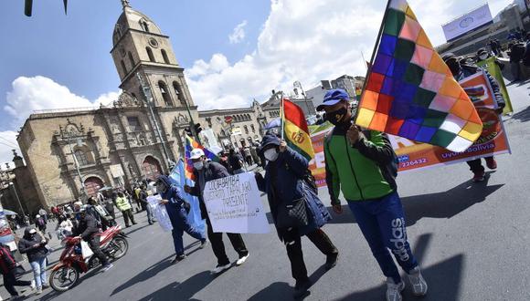 Docentes muestran pancartas este martes durante una protesta en La Paz. (EFE/Srtinger).