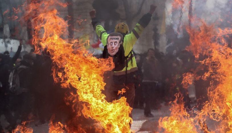 Los "chalecos amarillos" se enfrentan con la policía en nueva jornada de protestas en París.&nbsp;(Foto: AFP)