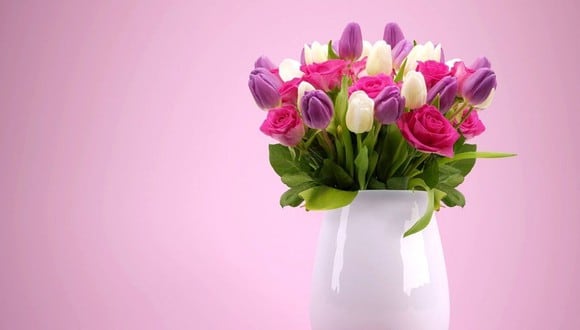 Antes de poner tus flores en un florero con agua, quítalas del papel y corta los tallos un par de dedos. (Foto: Pixabay)
