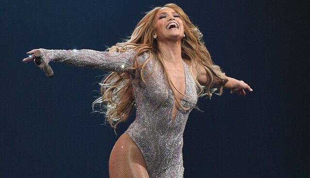 Jennifer Lopez: su mamá se roba el show con inesperado baile en su último concierto. (Foto: AFP)