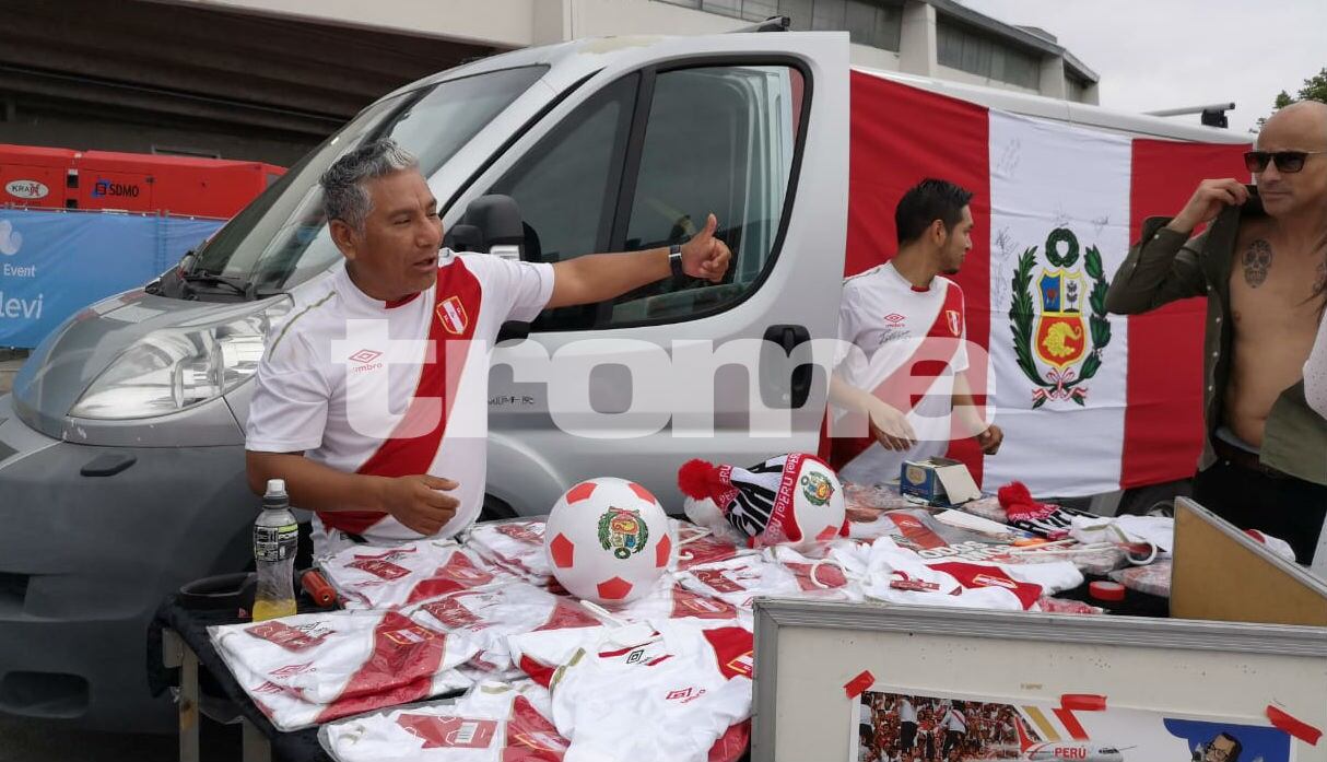 Un grupo de hinchas peruanos llegaron desde Estocolmo con una camioneta cargada de souvenirs, polos, gorras y pósters de la selección peruana.