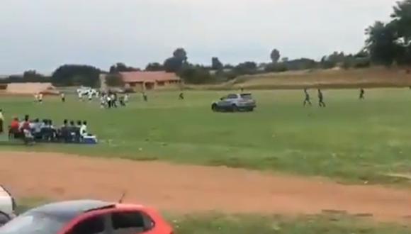 Sujeto se enojó con la decisión de un árbitro e intentó arrollarlo con su auto. (Foto: @AfricaFutbolera / Twitter)