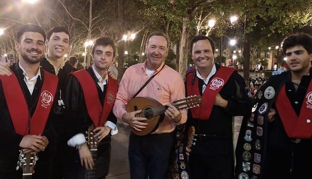 Kevin Spacey reaparece en Sevilla cantando “La Bamba” con estudiantes universitarios. (Foto: @tunaderechosevilla)