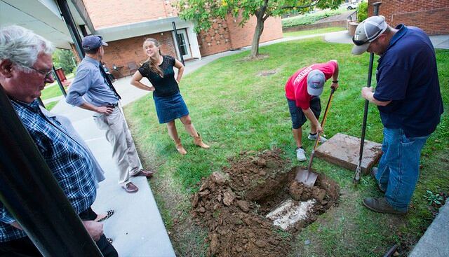Abren cápsula del tiempo enterrada hace un cuarto de siglo en jardín de universidad