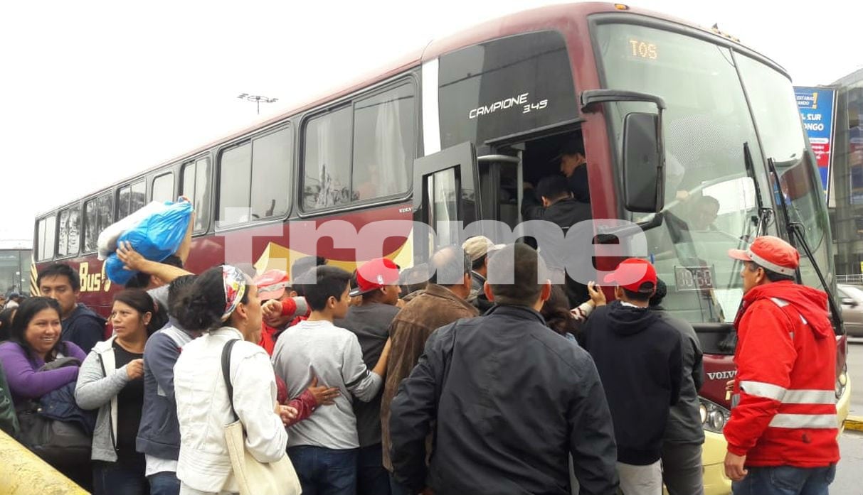 Indignación por buses que cobran 20 soles por pasaje a Chincha desde la Panamericana Sur. Foto: Isabel Medina
