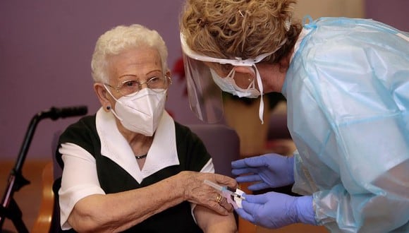 Araceli, una mujer de 96 años, residente en el centro de mayores Los Olmos de Guadalajara capital, ha recibido a las 9.00 horas la primera dosis de la vacuna en España. (Foto: EFE/Pepe Zamora POOL)