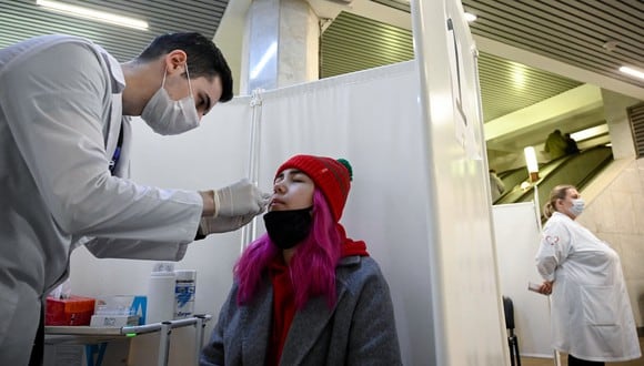 Una mujer se somete a una prueba rápida gratuita de antígenos para la enfermedad del coronavirus (Covid-19) en un centro de pruebas en una estación de metro de Moscú (Foto: Natalia KOLESNIKOVA / AFP)
