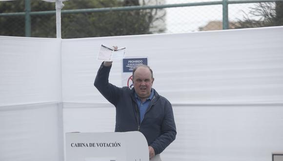 Rafael López Aliaga mostró su cédula de votación. Foto: GEC