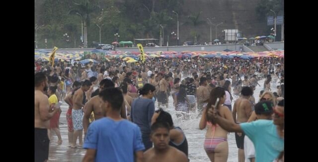 Miles acuden a la playa Agua Dulce para darse un chapuzón tras celebraciones por Año Nuevo. (Fotos: GEC/Miguel Bellido Almeyda)