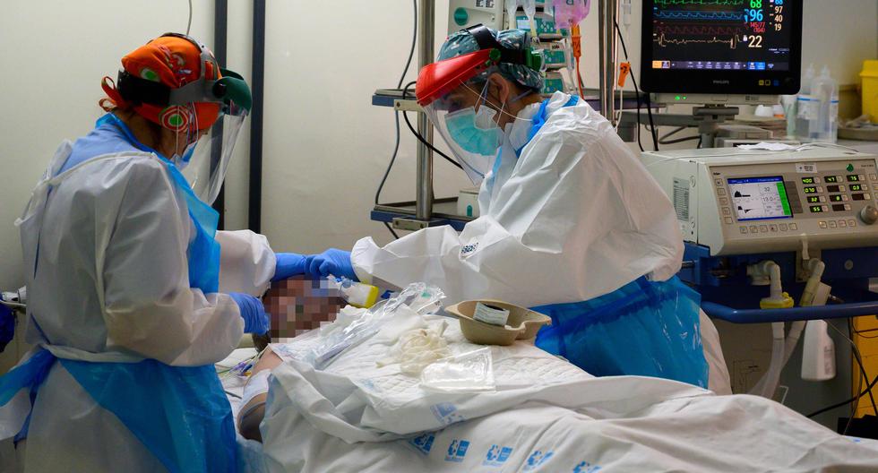 Imagen referencial. Doctores atienden a un paciente de coronavirus en el hospital Príncipe de Asturias en Alcalá, en España. (AFP / PIERRE-PHILIPPE MARCOU).