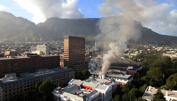 Un gran incendio estalló en el edificio del parlamento sudafricano en Ciudad del Cabo el 2 de enero de 2022. (Foto: Obed Zilwa / AFP)