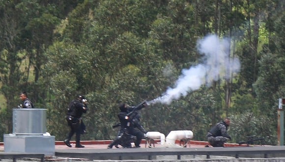 Agentes de la policía antidisturbios disparan gases lacrimógenos a la prisión CRS Turi después de un motín en Cuenca, Ecuador, el 3 de abril de 2022. (Foto: FERNANDO MACHADO / AFP)