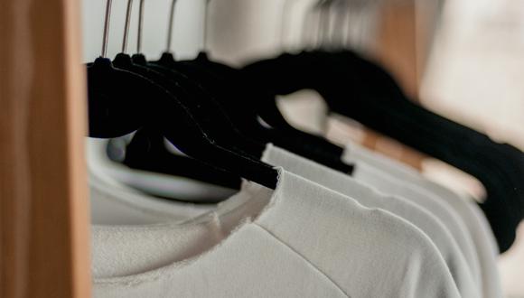 Existen unos trucos caseros para quitar las manchas de lejía de la ropa. (Foto: Pexels)
