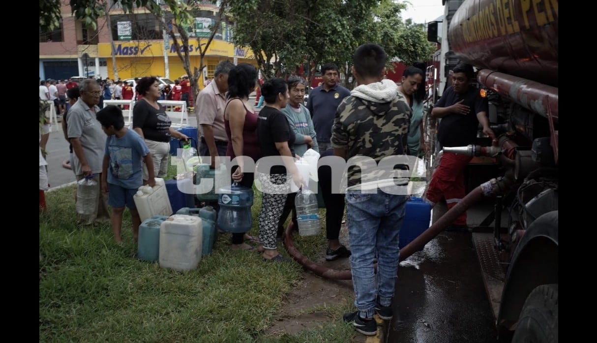 Abastecimiento  de agua en SJL (Fotos: Anthony Nińo De Guzmán)