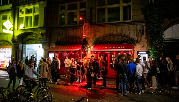 Además, a partir del 10 de diciembre, los bares y restaurantes, donde el uso de mascarilla vuelve a ser obligatorio, deberán cerrar a medianoche. (Foto: Olafur Steinar Gestsson / Ritzau Scanpix / AFP)