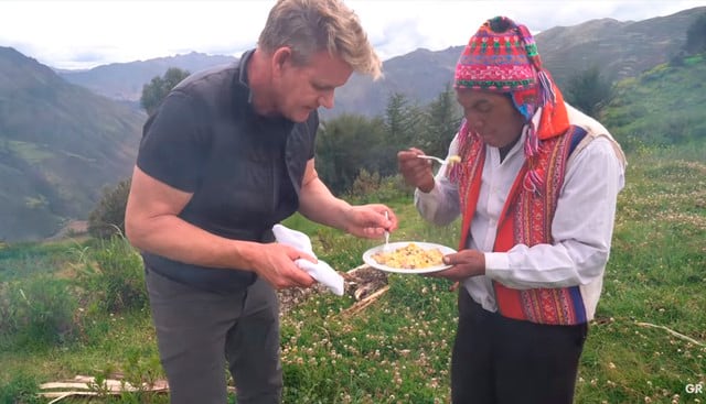 El aclamado chef británico Gordon Ramsay preparó huevos revueltos con gusanos en las altura del Valle Sagrado de los Incas, en Cusco. (YouTube)