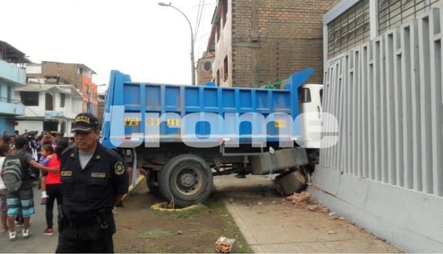 Camión se empotra en colegio en Independencia (Fotos: José Yucra)