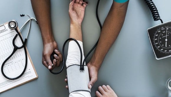Visita al doctor periódicamente para controlar la presión arterial y para que recibas medicamentos en forma regular, nunca te automediques. (Foto: Pixabay)