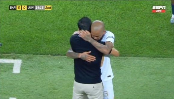 Dani Alves y el emotivo momento tras ser cambiado en el Barcelona vs. Pumas. (Captura: ESPN)