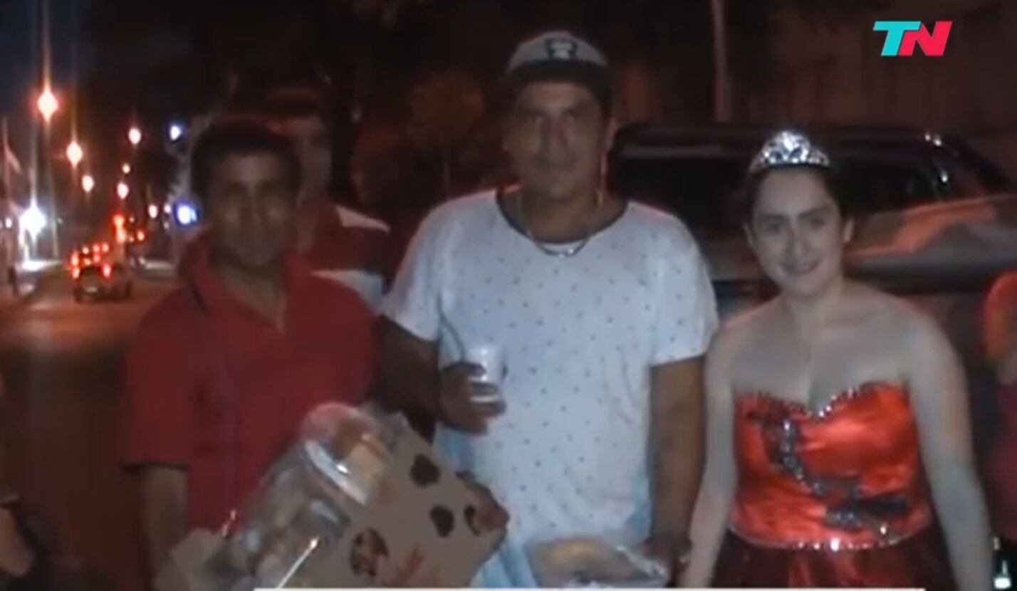 YouTube video viral: Festejó sus 15 años repartiendo comida a personas de la calle | Argentina