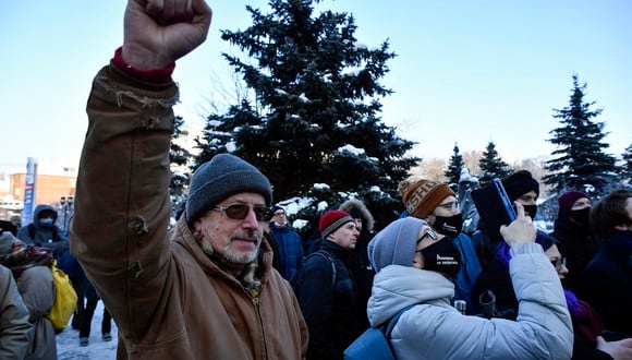 Los partidarios de Memorial International protestan después de que el Tribunal de la ciudad de Moscú ordenó el cierre de una sucursal del grupo Memorial, en Moscú el 29 de diciembre de 2021. (Foto: Alexander NEMENOV / AFP)
