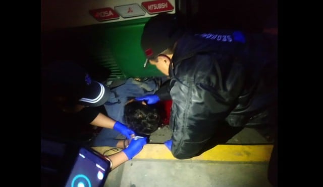 El estudiante quedó atrapado entre los neumáticos de la custer. (Fotos: Trome)