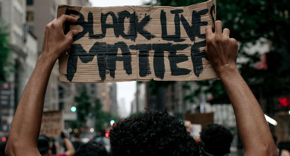 Los manifestantes salen a la calle durante una marcha contra la brutalidad policial el 11 de junio de 2020 en la ciudad de Nueva York. (AFP/Scott Heins).