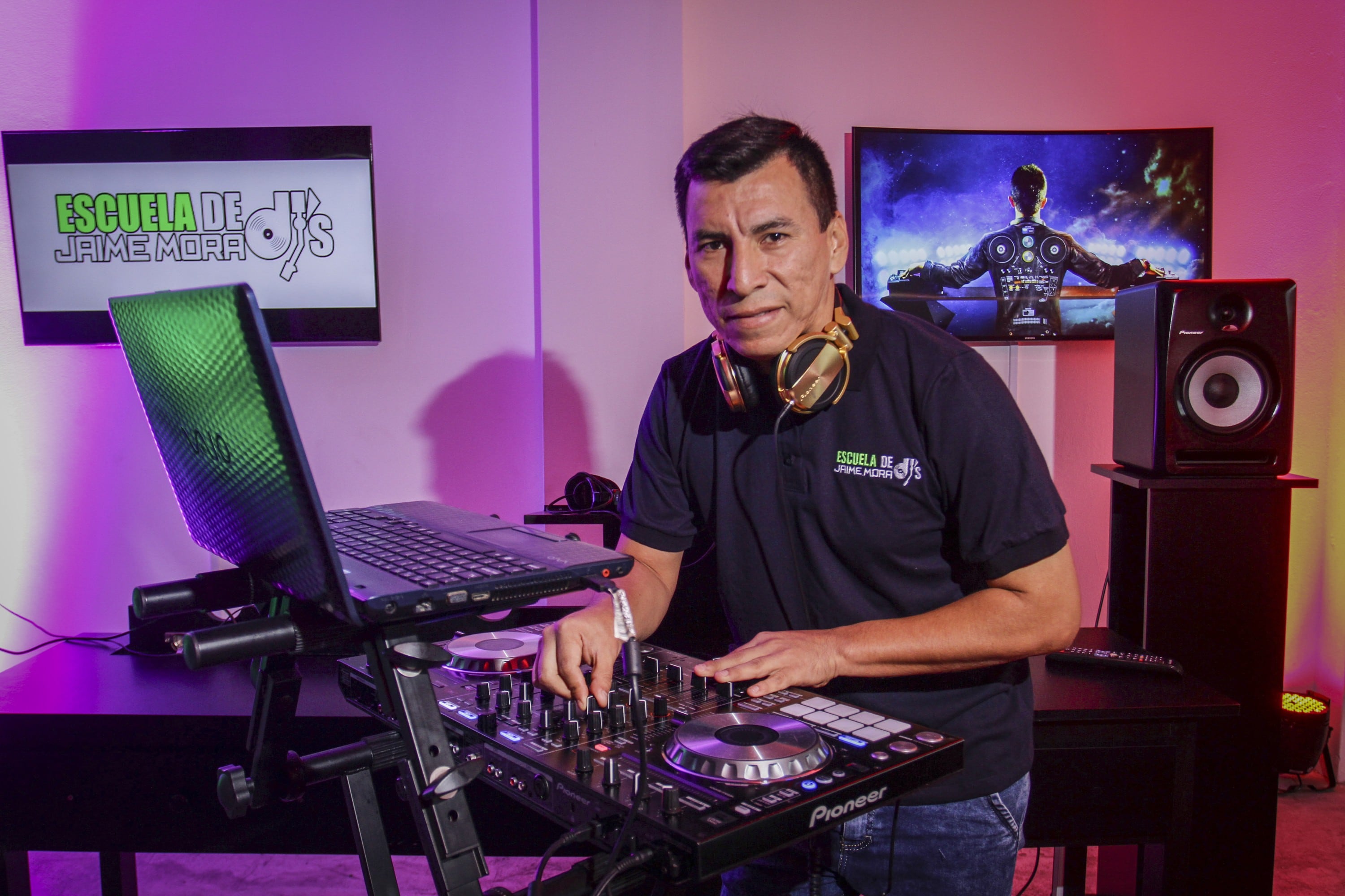 Jaime Mora la rompe como DJ en Lima Norte.