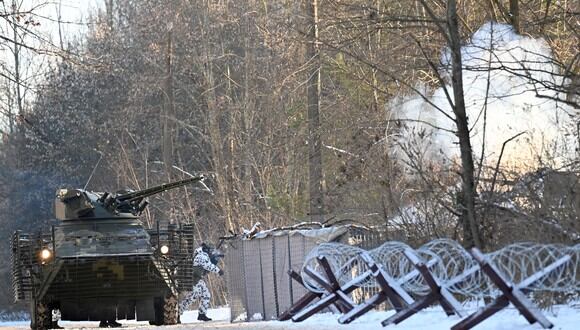 Los militares, junto a un vehículo blindado, participan en ejercicios tácticos y especiales conjuntos del Ministerio del Interior de Ucrania, la Guardia Nacional de Ucrania y el Ministerio de Emergencias en una ciudad fantasma de Pripyat. (Foto: Sergei Supinsky / AFP)