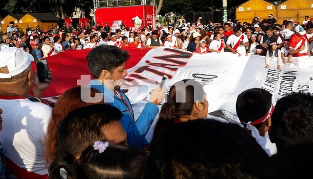 Cientos de personas marchan por Paolo Guerrero en el Estadio Nacional. (Fotos: Trome)