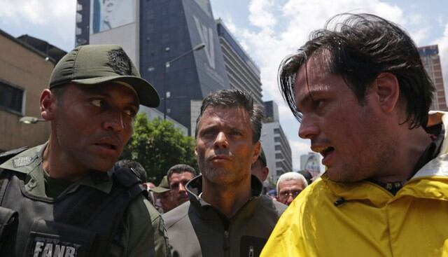 Leopoldo López y su familia se refugian en la Embajada de Chile en medio de violentos disturbios. Foto: AFP