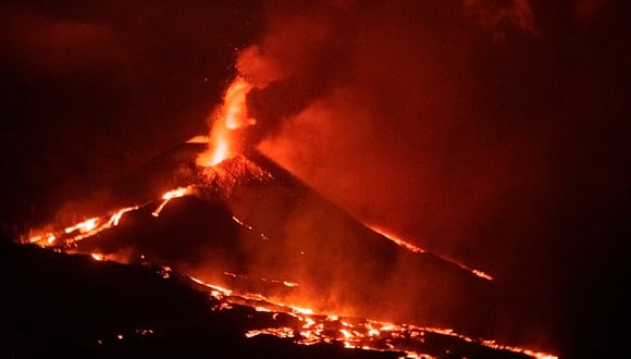 Los derrames de lava que se han producido en las últimas horas por la reconfiguración de los centros eruptivos del volcán de La Palma han ensanchado la colada que más preocupa en estos momentos, la que se ha quedado parada en el barrio de La Laguna. (Foto: EFE/ Miguel Calero)