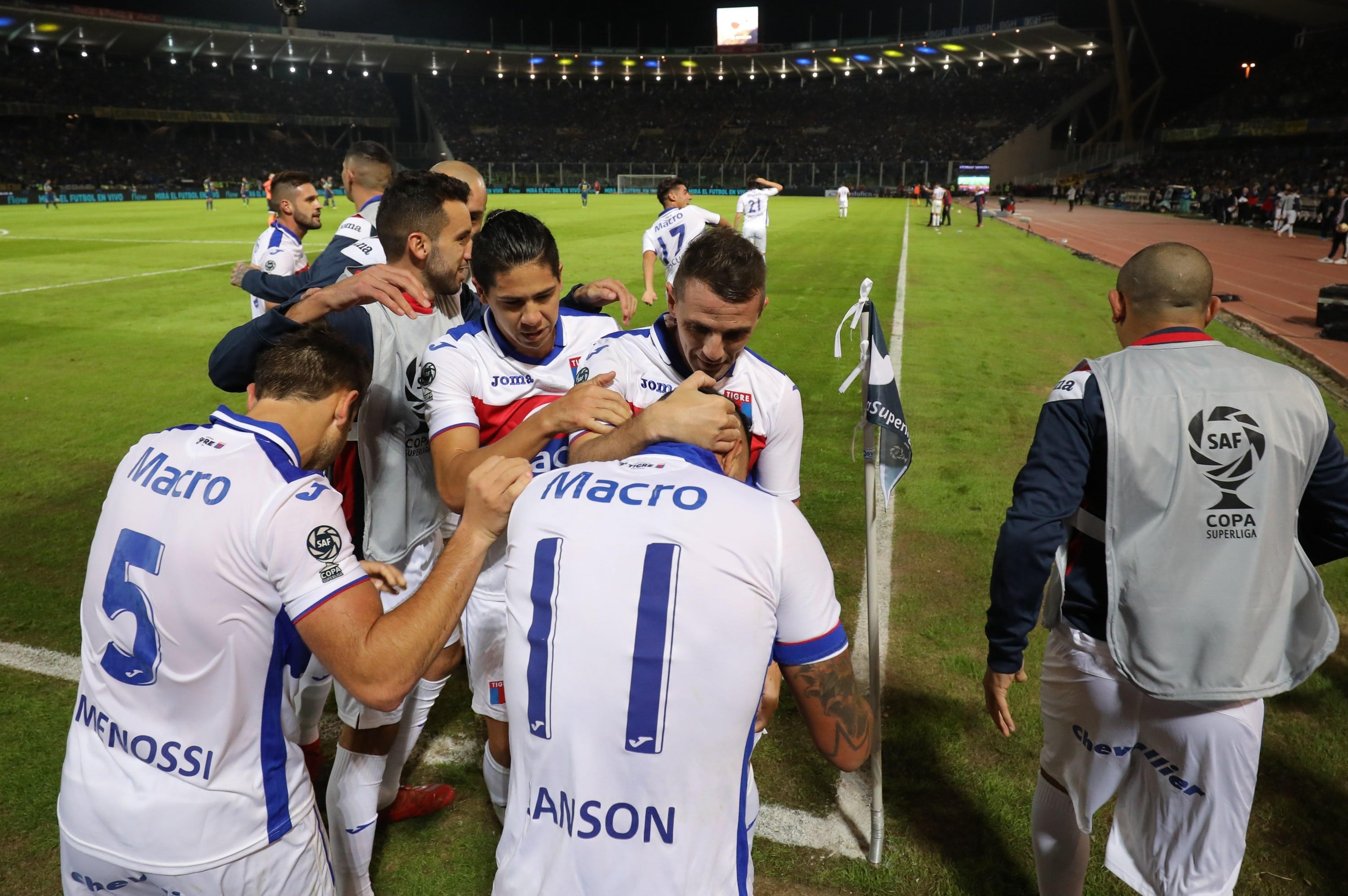Lucas Janson pone el segundo para Tigre de penal en la final de la Copa de la Superliga .