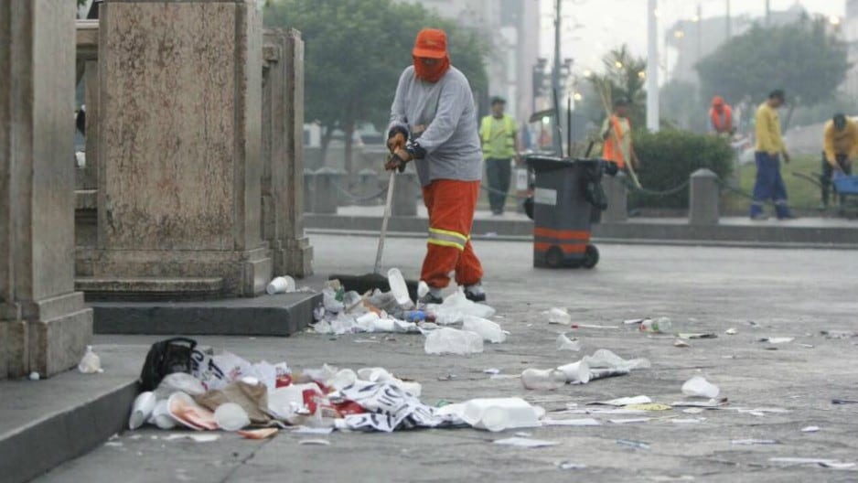 La Plaza San Martín amaneció con los desperdicios que dejó la marcha contra Keiko Fujimori. Foto: Municipalidad de Lima