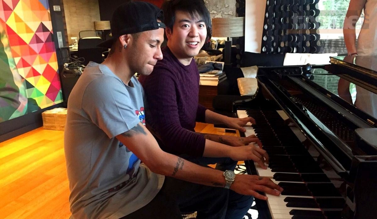 Neymar  sorprende tocando tema de Coldplay en el piano
