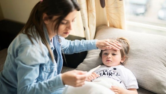 Antes de que aparezca el sarpullido, los niños pueden experimentar malestar, generando fiebre, por el contrario, los adultos podrían presentar complicaciones mayores.
