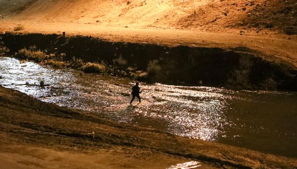 Un migrante cruza ilegalmente el Río Bravo en un intento de llegar de Ciudad Juárez, en el estado mexicano de Chihuahua, a El Paso, en el estado estadounidense de Texas, el 30 de marzo de 2021. (Foto: AFP)