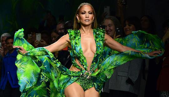 Jennifer Lopez presentó la colección Versace de Primavera- Verano 2020 (Foto: AFP)
